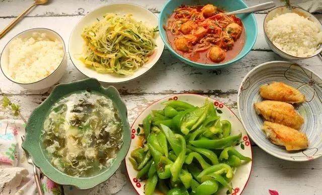 午餐的营养搭配大全_午餐营养菜谱所需食材及数量_简单营养午餐餐