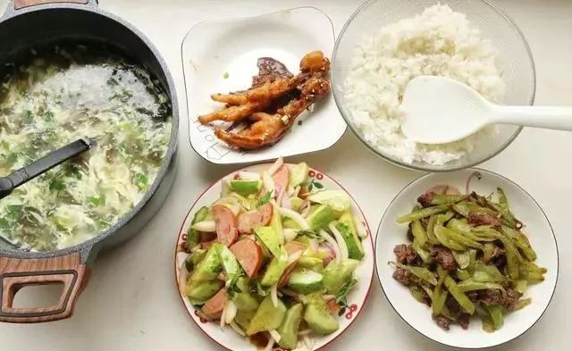 午餐的营养搭配大全_午餐营养菜谱所需食材及数量_简单营养午餐餐