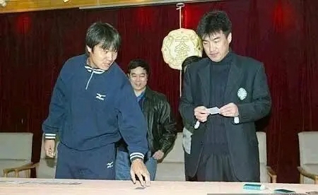 足球规则比赛视频_足球5比6的比赛规则_足球规则比赛场地