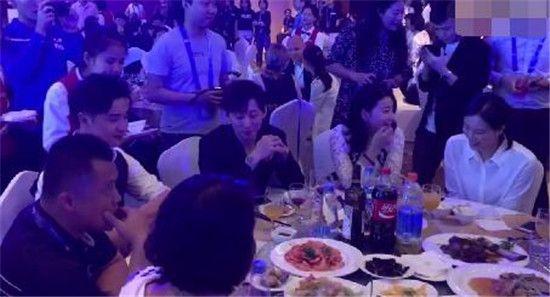 同框不尴尬：亮晶晶组合出席泳协活动罕见同桌