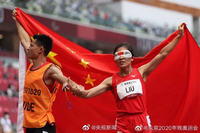残奥会游泳冠军单臂_残运会游泳冠军无双臂_残奥会游泳冠军无双臂蹲下