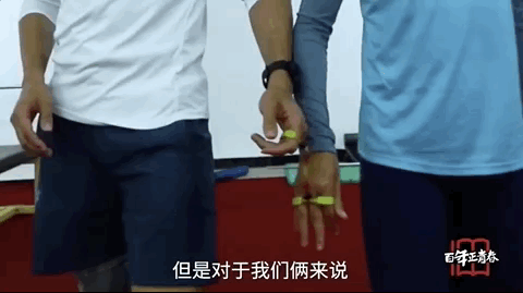 残奥会游泳冠军单臂_残奥会游泳冠军无双臂蹲下_残运会游泳冠军无双臂