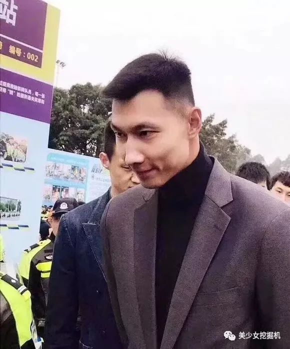 历史上最悲情的篮球_篮球历史人物_篮球史上的传奇人物