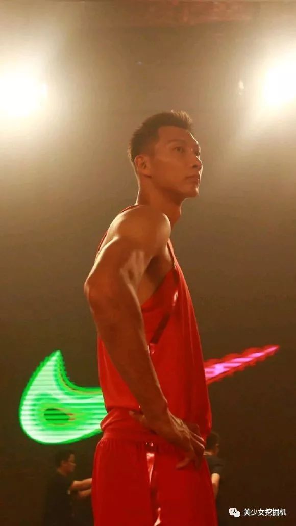 历史上最悲情的篮球_篮球史上的传奇人物_篮球历史人物
