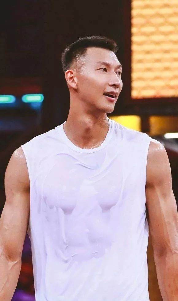 历史上最悲情的篮球_篮球历史人物_篮球史上的传奇人物