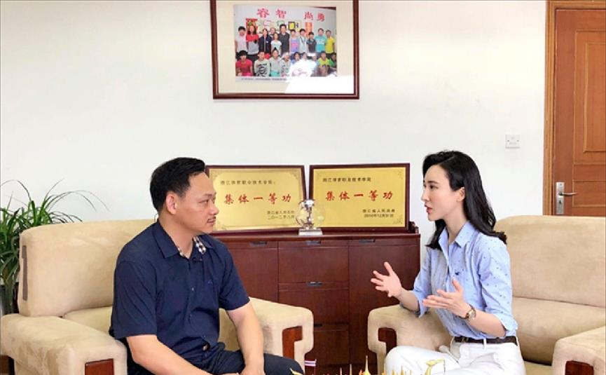 抚顺体育运动学校举重队_辽宁举重队_举重冠军教练抚顺人是谁